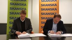 Sven Kruse-Jensen (prosjektsjef Bane NOR Eiendom) og Tor Arne Midtskogen (regiondirektør Skanska Bygg Oslo Næring) signerer kontrakten