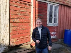 Helge Haldorsen eier det gamle fengselet i Lillesand, som nå skal settes i stand med midler fra Kulturminnefondet. (Foto: Linda C. Herud/Kulturminnefondet)