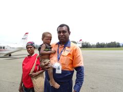 MAF-medarbeider hjelper Aube Kumaruma, som sammen med sin tre-årige sønn ble evakuert fra Huya for at komme til sykehuset.
