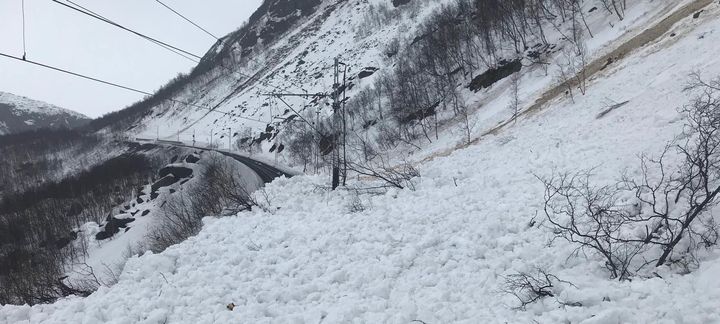 Fredag gikk det snøskred over Ofotbanen. I helgen ventes økende antall våte skred i Trøndelag og Nordland. Foto: baneNor/regObs