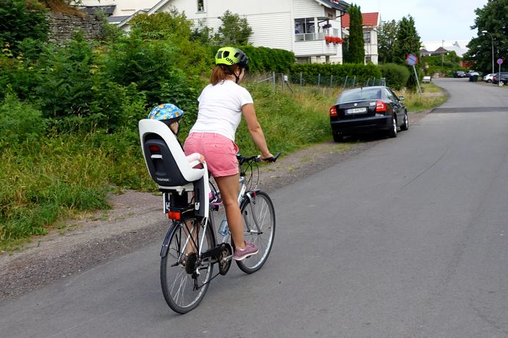 Sørg for at barna er riktig festet i sykkelsetet. Foto: Christoffer Solstad Steen/Trygg Trafikk