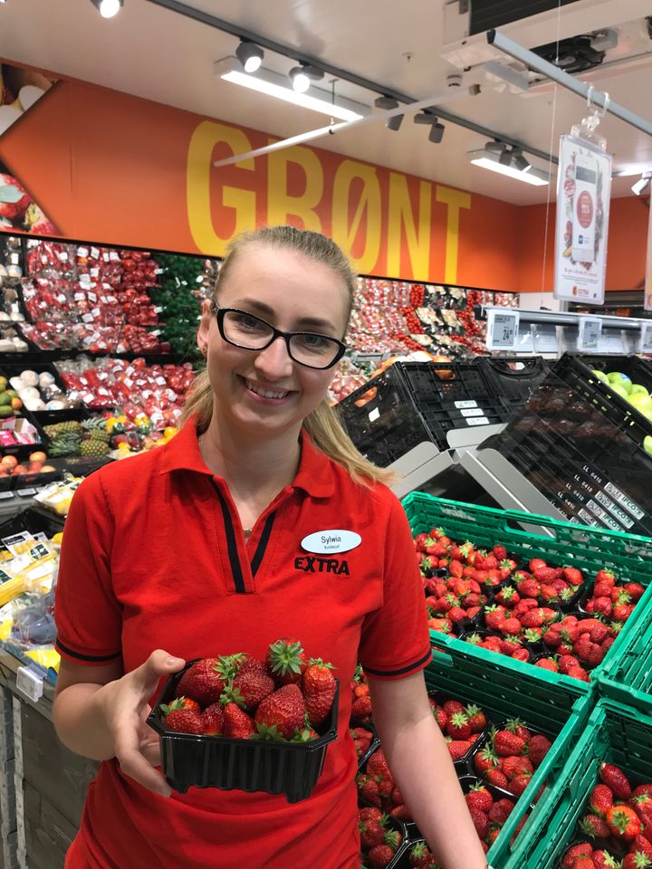 Butikksjef ved Extra Stryn, Sylwia Gorke, viser frem sommerens første kurver med norske jordbær. Foto: Coop.