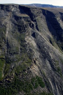 Gámanjunni 3 ligger i Manndalen i Troms. Det ustabile fjellpartiet ligger på 1100 meters høyde. Av bildet framgår det tydelig at en større blokk har forflyttet seg 150 meter ned fjellsiden. Foto: Halvor Bunkholt