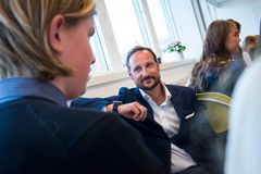 Kronprinsparets Fond har støttet UngInvest AIB siden 2011. Her er Kronprins Haakon i samtale med ungdommer under et besøk på Glemmen videregående skole sammen med UngInvest AIB.