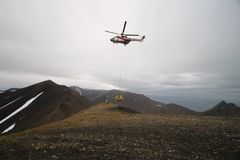 Basestasjonen ble fraktet til Forlandet med helikopter. Foto: Kystverket/Anne Grethe Nilsen