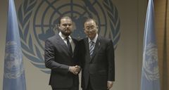 Leonardo DiCaprio med FNs generalsekretær Ban Ki-Moon. I 2014 utnevnte FN Leonardo DiCaprio til ny fredsambassadør. Foto: National Geographic.