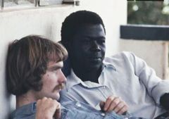 1970 Fredskorpser Ragnar Hansen diskuterer frivillig arbeid i Afrika med sin beste venn Nelson fra Uganda. «Hva er egentlig en frivillig, og hvorfor har de alltid bil de frivillige som jobber her..?»