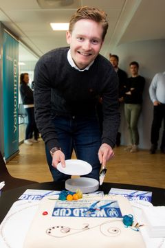 Sverre Lunde Pedersen forsyner seg med kake etter signeringen av sponsoravtalen med Kredinor.