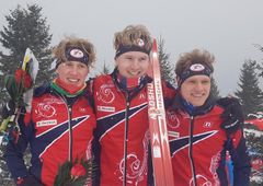 Helnorsk pall i EM i skiorientering. Fra venstre: Henrik Fredriksen Aas, Jørgen Baklid og Isak Jonsson. Foto: Norges Orienteringsforbund