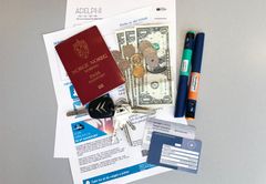 Dette er det viktigste å pakke i håndbagasjen: pass, medisiner, billetter og bekreftelser. Og lommeboka. Foto: Frende