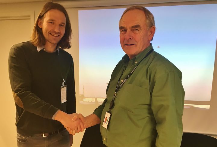 Karl Erik Valentin Hansen, leder for Temporary Space i Noreg, har signert kontrakt med Forsvarsbygg. Her ved Olaf Dobloug, direktør Forsvarsbygg kampflybase.
