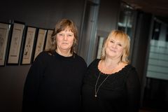 TIL MEKLING: Lise Olsen (t.v.), forhandlingsleder og nestleder i LO Stat og Jane Brekkhus Sæthre, forbundsleder i Norsk Jernbaneforbund (NJF).