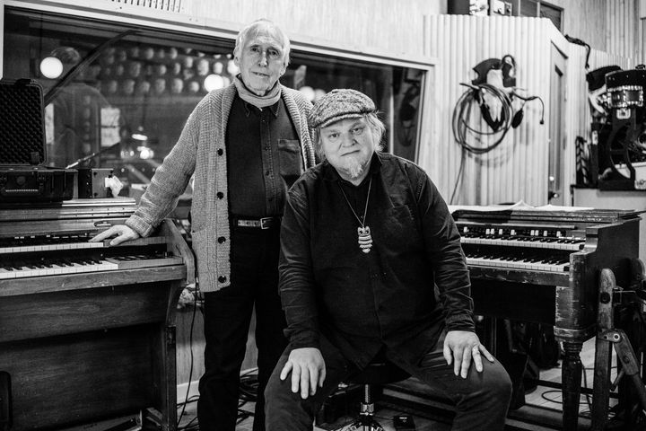Alf Cranner og Knut Reiersrud er to veteraner i norsk musikk. Nå har de slått seg sammen og lagd plate. Foto: Grappa Musikkforlag