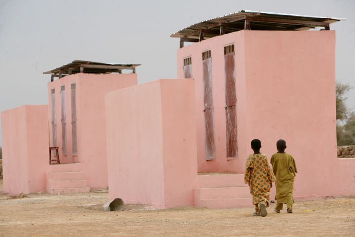 På denne barneskolen i Mali har elevene fått nye, separate toaletter. Foto: UNICEF
