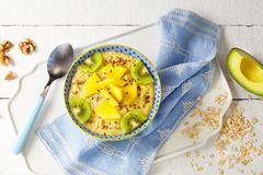En smoothiebowl med mango og avokado kan være et deilig kveldsmåltid eller kveldskos.