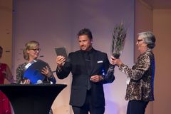 Petter Varner mottar prisen for beste retailleder 2017.