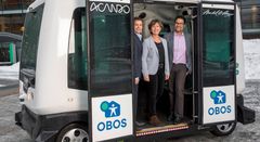 OBOS setter opp Norges første rute med selvkjørende busser. F.v. Frode Kjos, Acando, Lisbeth Hammer Krog, ordfører i Bærum og Daniel  Kjørberg Siraj, konsernsjef i OBOS. Foto: Morten Bendiksen.