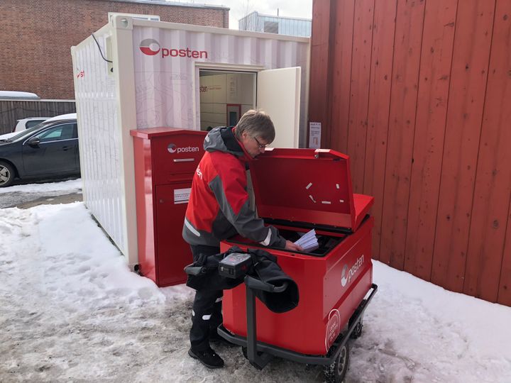 Postbud Svein Kyrre Hamnes med dagens leveranse av pakker og brev til postautomaten i Sandakerveien. FOTO: Posten