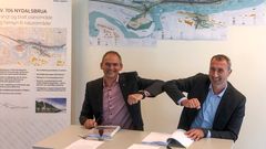 Ove Nesje, avdelingsdirektør utbyggingsområde midt i SVV og Ståle Rød, konsernsjef i Skanska Norge, signerte torsdag kontrakten om byggingen av Nydalsbrua.