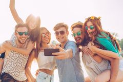 I sommer tar mange selfier av seg og vennene sine. Husk å spørre dem om lov før du deler bildene. Foto: iStock.