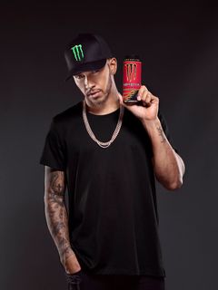 Lewis Hamilton med sin nye signaturdrikk fra Monster Energy