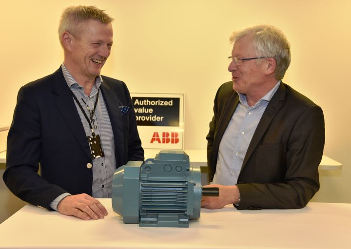 ABBs Jens Eivind Kobbeltvedt (t.v.) og Ulf R. Pettersen, daglig leder i KYMAR, er begge fornøyd med samarbeidsavtalen for lavspenningsmotorer.