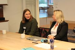 Hilde Nordskogen, direktør Samferdsel & byutvikling til høyre er imponert over dagens unge.Foto: UE Oslo/ Hina Parveen.