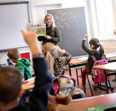 Lærerstudenter i praksis på Sagdalen skole på Strømmen. Foto: Yina Chan/OsloMet
