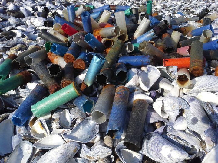 Også jegerne og fiskerne må skjerpe seg hva gjelder plastsøppel.