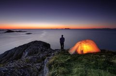 #NATTINATUREN: Lørdag vil norske hager, skoger og fjell fylles med telt, under den årlige sove-ute-aksjonen #nattinaturen. Foto: Ola Moen / Fjord Images