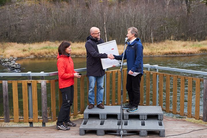 Fra venstre: Anne Karin Hamre (Fylkesmannen i Sogn og Fjordane), Vidar Helgesen (klima- og miljøminister) og Geir Jakobsen (Mattilsynet). Foto: Eivind Røhne.