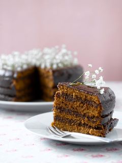 Sjokoladekake, oppskrift: https://brodogkorn.no/oppskrift/mokka-fudge-kake/ Foto: brodogkorn.no