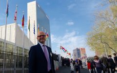 Vidar Helgesen deltar på statspartsmøte (COP) i Genève denne uka, om kvikksølvkonvensjonen. Dette bildet er tatt i forbindelse med fjorårets signering av Parisavtalen, i New York 22. april 2016. Foto: Klima- og miljødepartementet.