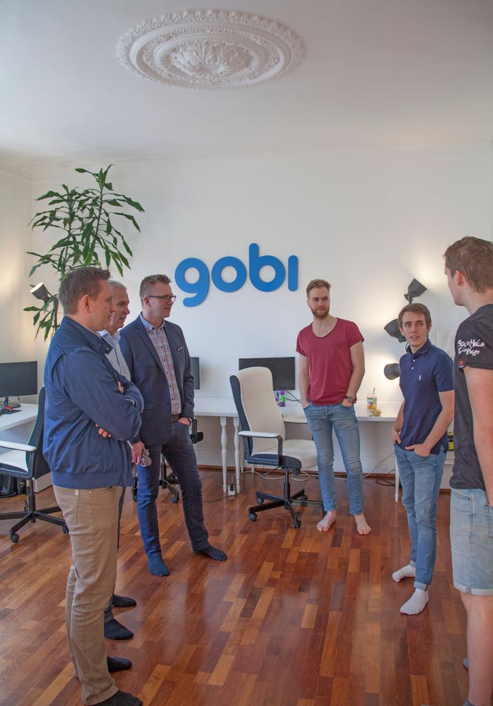 Parat besøk hos Gobi i deres nye «hacker house», der gründere arbeider og sover. Parat-leder Hans-Erik Skjæggerud til venstre og Gobi-gründer Kristoffer Lande til høyre.