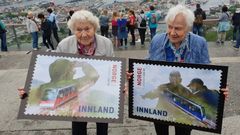 Mina Raknes (101) og lillesøsteren Marta Antun (100) synes frimerkene fra banen som er like gamle som dem er flotte. Foto: Jørn Michalsen