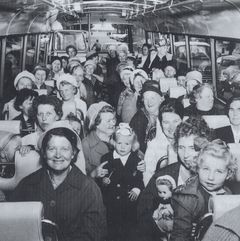 Husmødre på bussen på vei til ferie i regi av Norsk Folkehjelp Foto Arbeiderbevegelsens arkiv