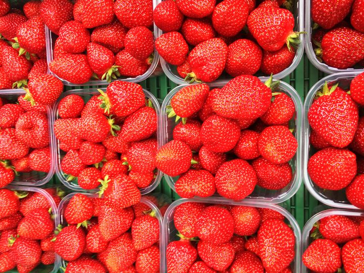 Nyplukkede og kortreiste norske jordbær - snart på plass i en butikk nær deg.