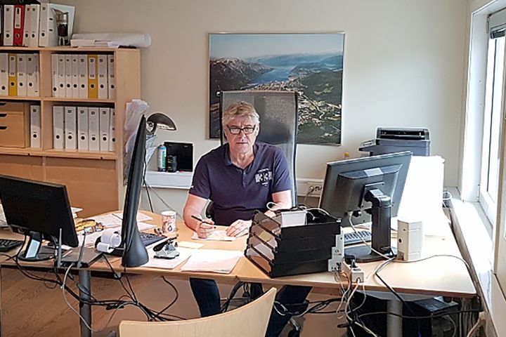 Daglig leder og glassmester Per Jakob Hansen i J. Eberg Hansen AS i Mosjøen tar gjerne varierte og spennende oppdrag. Foto: Privat