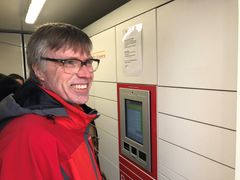 Postbud Svein Kyrre Hamnes inne i automat-containeren. FOTO: Posten