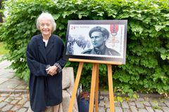 Gunnar Sønsteby ser bort på sin hustru Anne-Karin fra frimerket som ble gitt ut 15. juni 2018.