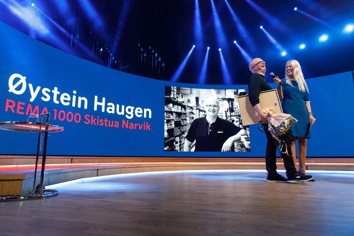 Mette Fossum delte ut prisen til Øystein Haugen under det årlige riksmøtet. Foto: Kilian Munch