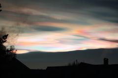 Perlemorskyer er høye skyer 20-30 km over jordoverflaten som kan gi intense og spektakulære farger, her fra 22. desember 2014 kl 15.49 ved Lørenskog, en halv time etter solnedgang. Foto: Svein M. Fikke