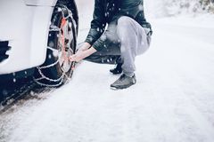 KJETTING: Kun 10 prosent har kjetting, snøsokk eller annet utstyr som kan gi bedre veigrep tilgjengelig i bilen. Det kan gi problemer på vei til påskefjellet. (Foto: iStock)