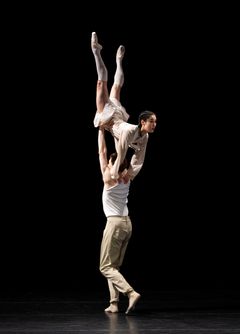 Youngseo Ko og Harvey Littlefield i Anaïs Tourets ballett Let's Play. Foto: Jörg Wiesner