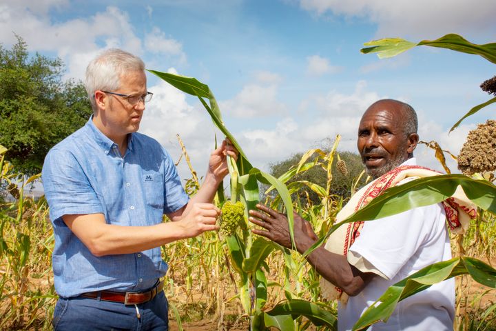 Jan Thomas Odegard møter med en småbonde i Somalia som har jobbet med klimatilpasning i lokalsamfunnet sitt. Foto: Utviklingsfondet.