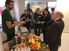 Blockbonds demonstrerer hvordan blokkjedeteknologi og appen Spenn kan gjøre det enklere å kjøpe varer i en flyktningeleir, som her ved en simulert fruktstand.
