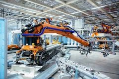 Smarte "Industry 4.0" roboter og førerløse transportsystem på fabrikken i Zwickau.