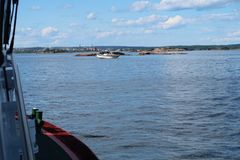 Redningsskøyta Horn Rescue bistår båt som har gått på grunn