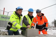 Tore Fredriksen (Omsorgsbygg), byrådsleder Raymond Johansen og Ståle Rød (Skanska) samarbeidet om skrinet som utgjør grunnsteinen på Lindeberg sykehjem.