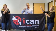 ICAN skåler rett etter at de har fått vite at ICAN tildeles Nobels Fredspris 2017. ICAN-direktør Beatrice Fihn til venstre, Grethe Østern fra Norsk Folkehjelp til høyre. I midten: Daniel Högsta, kampanjekoordinator. ICAN står for International Campaign to Abolish Nuclear Weapons.
